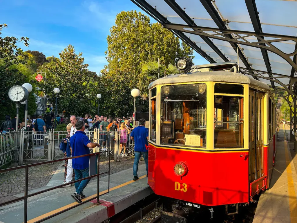 Treno a cremagliera anni '30 a Torino