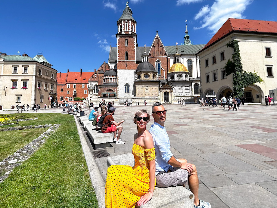 2 innamorati a Cracovia seduti su una panchina.