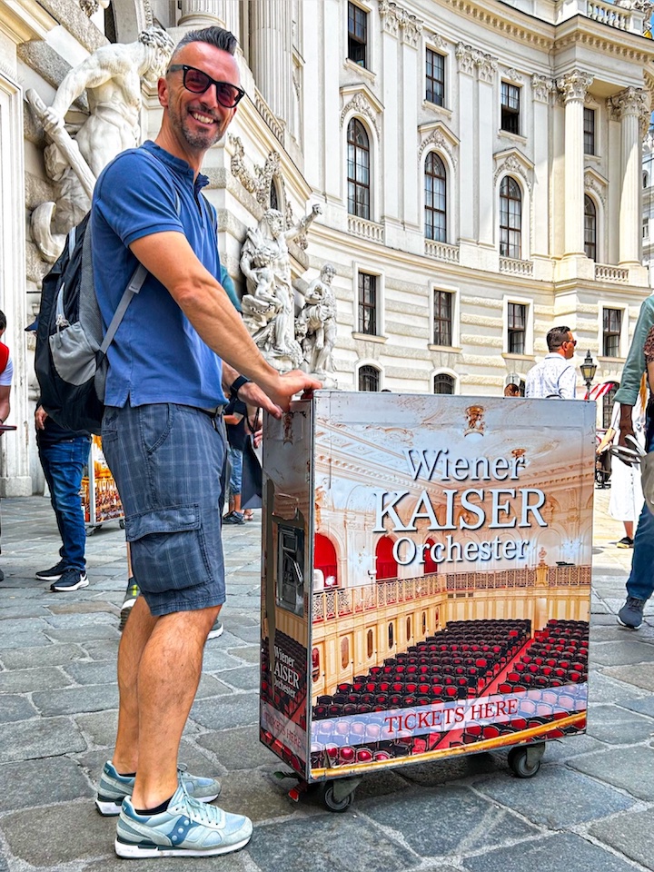 Ragazzo pubblicizza con un carrello scherzosamente l'Opera di Vienna