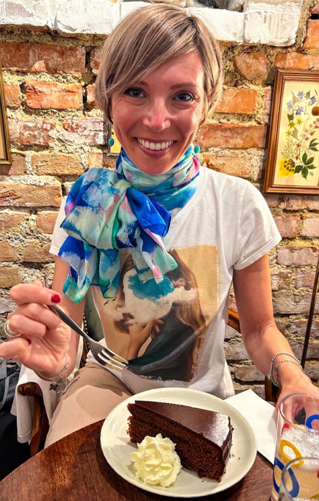 Ragazza al Vollpension Café mentre mangia una fetta di torta