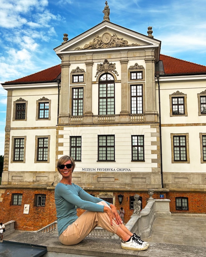 Ragazza seduta davanti al museo Chopin di Varsavia.