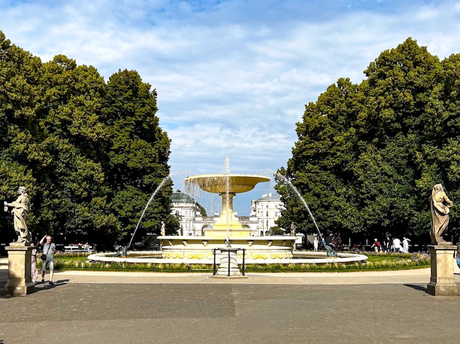 Vista sulla fontana all'interno dei giardini Sassoni di Varsavia.