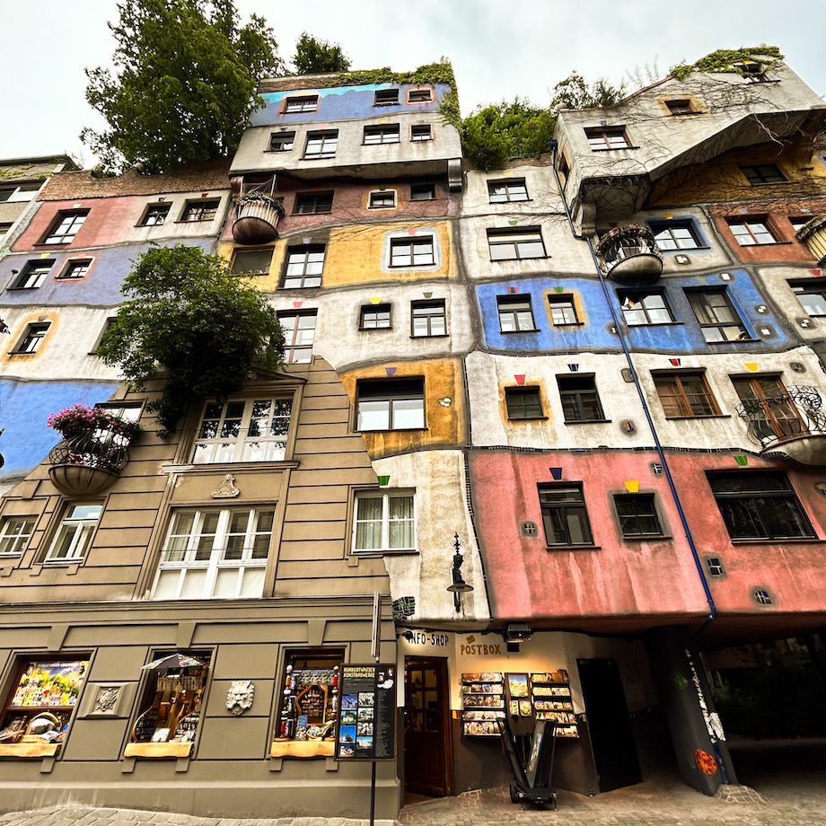 Case del quartiere Hundertwasserhaus nel cuore di Vienna.