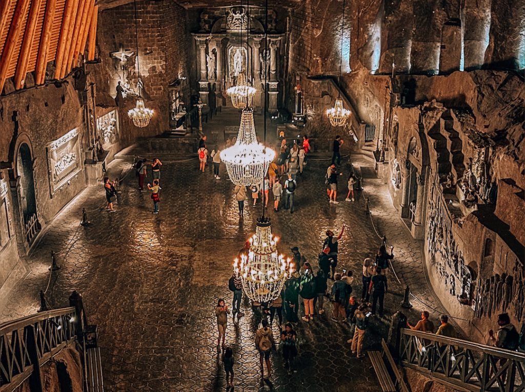 Vista del salone dei ricevimenti della miniera di sale