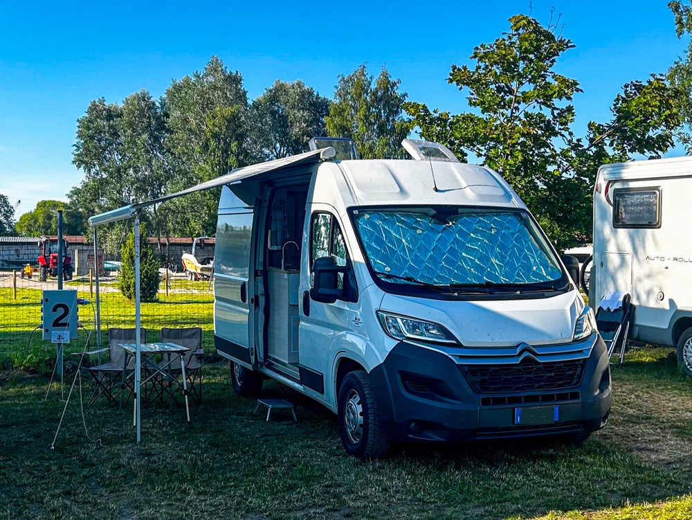 Van parcheggiato in campeggio