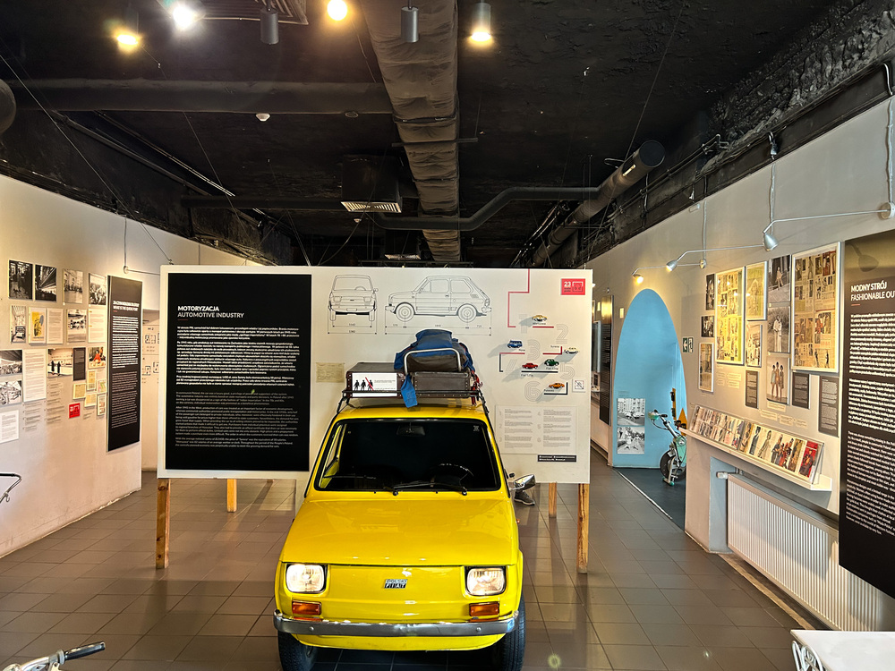 Vista dell'interno del museo sotto il regime comunista di Varsavia con al centro una Fiat 126 gialla.
