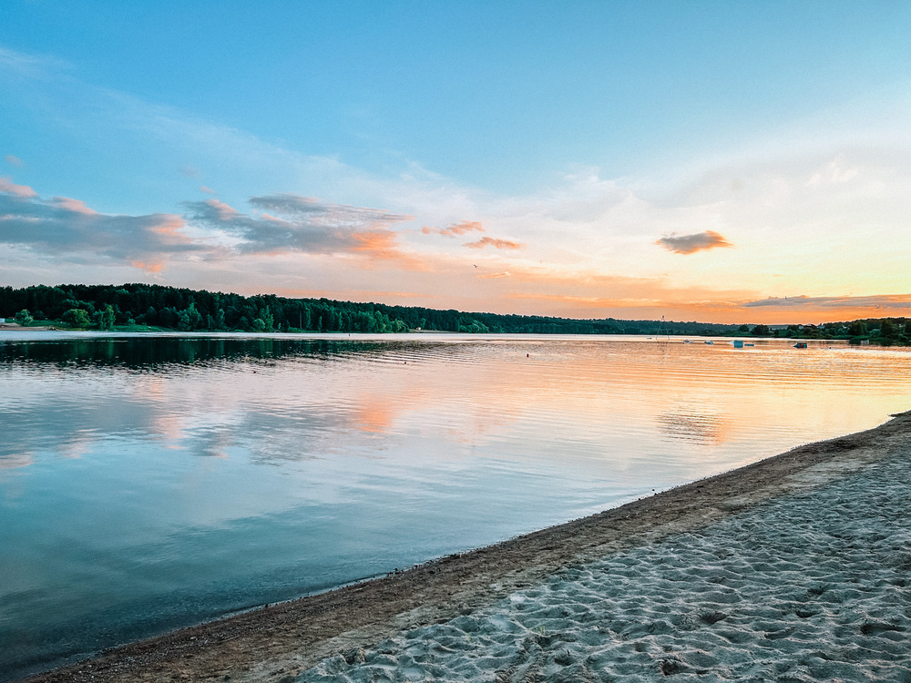 Vista dalla spiaggia sul lago di Kaunas.
