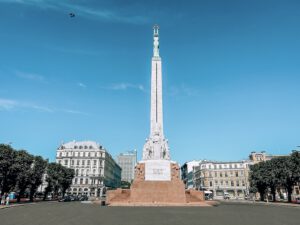 Vista obelisco della Libertà e piazza adiacente di Rīga