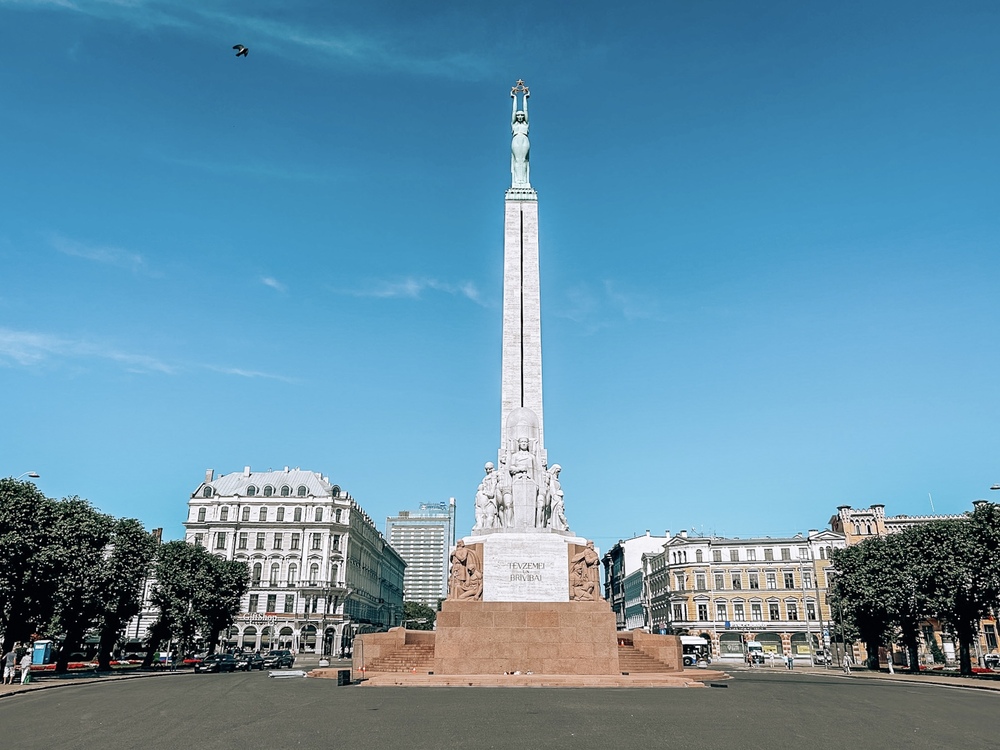 Vista obelisco della Libertà e piazza adiacente di Rīga