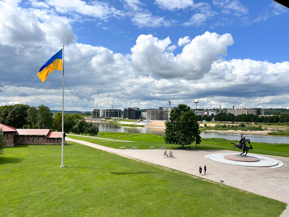 Vista sul parco adiacente al castello di Kaunas.