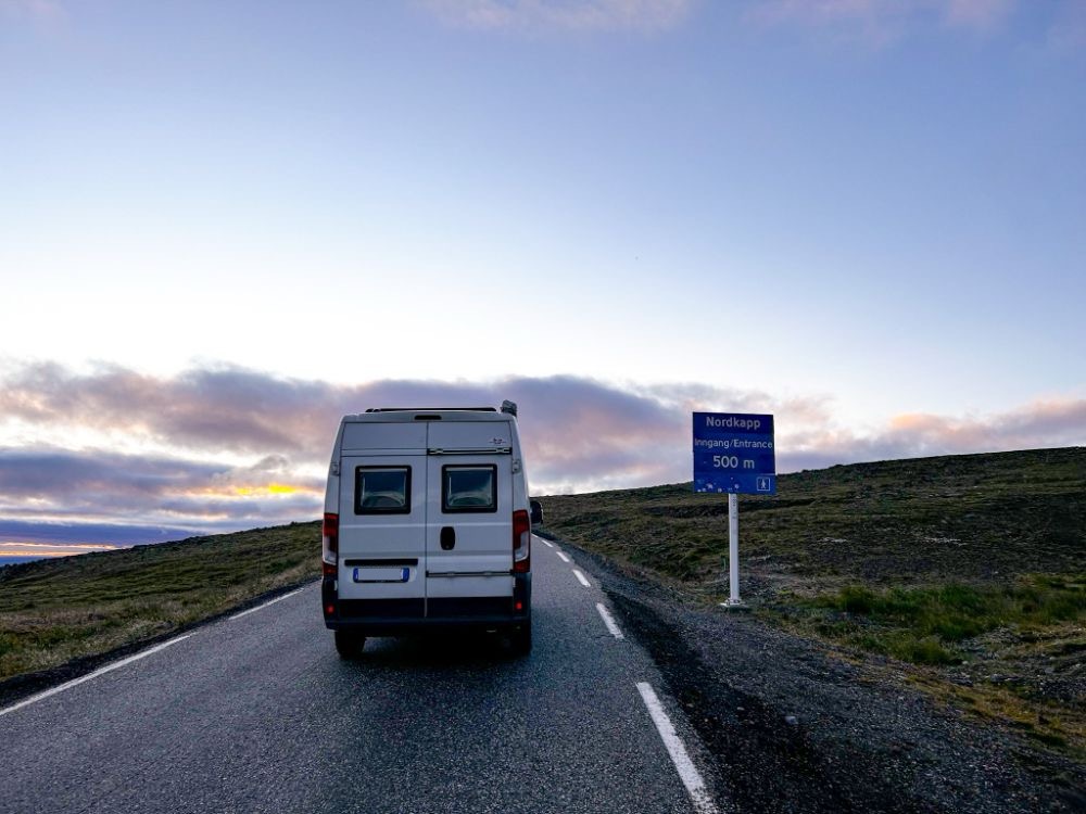 Un camper sulla strada che ci porta a Capo Nord e il famoso cartello che indica gli ultimi 500 metri