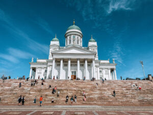 Vista dell'imponente cattedrale di Helsinki e della scalinata per accedervi