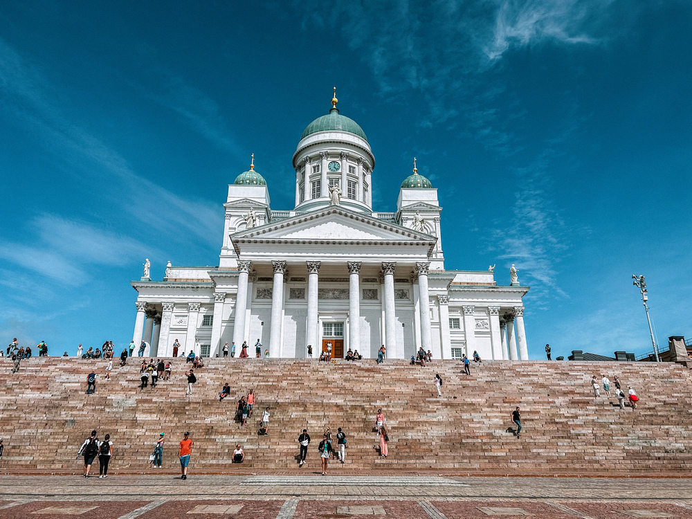 Vista dell'imponente cattedrale di Helsinki e della scalinata per accedervi