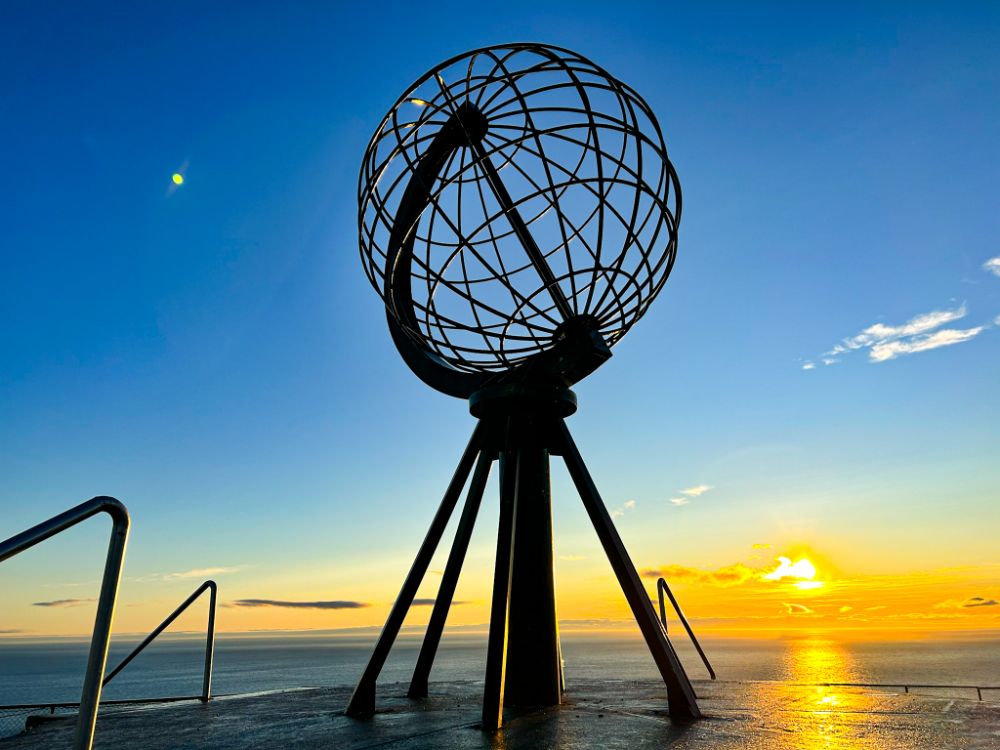 L'iconico mappamondo simbolo di Capo Nord e il sole di mezzanotte