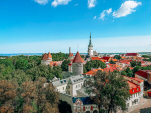 Vista dei tetti rossi di Tallinn dalla collina Toompea