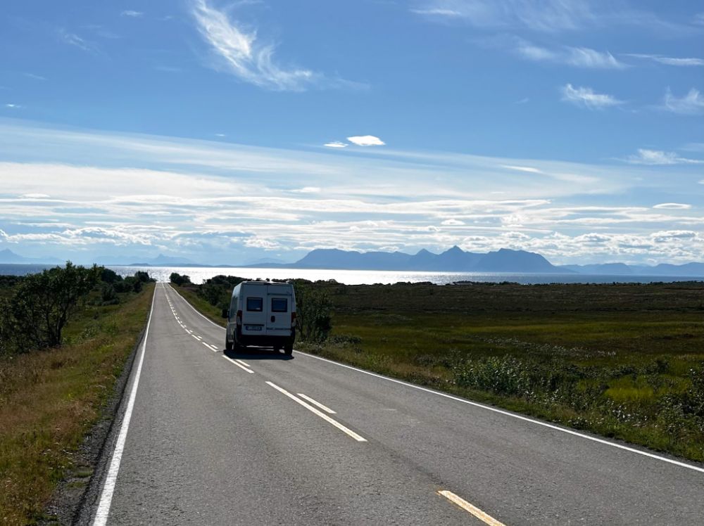Norvegia settentrionale, strada che attraversa l'isola di Andøya