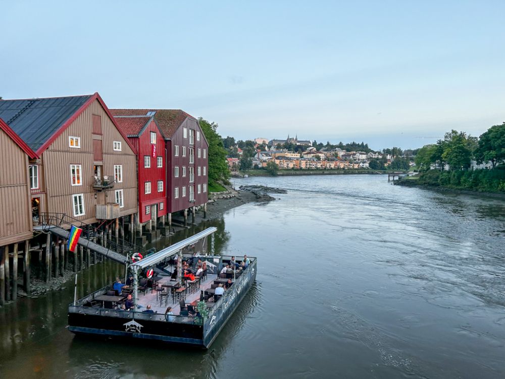 Case colorate e un bar/ristorante affacciati sul fiume Nidelva a Trondheim