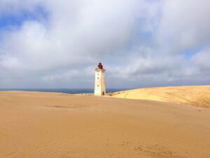 Il faro Rubjerg Knude tra le dune di sabbia.