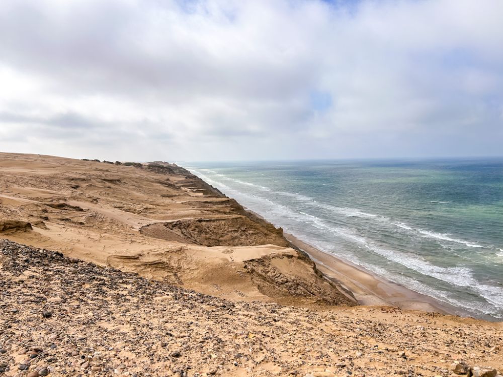 La costa lentamente viene erosa dal vento e dal mare del nord.