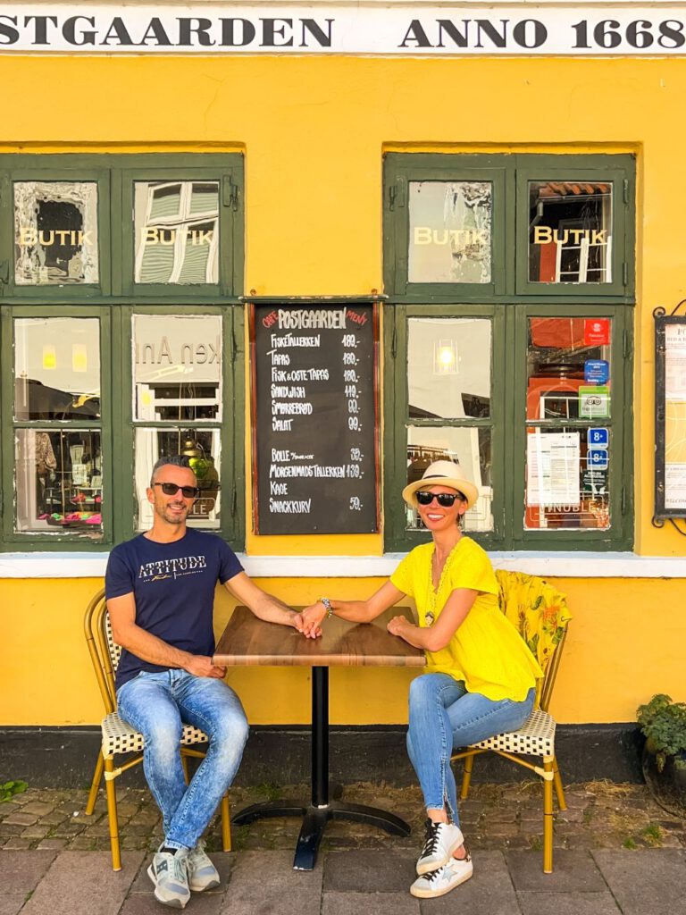 Coppia di fidanzati seduti davanti all'ex ufficio postale di Ribe, diventato ora bar e ristorante.