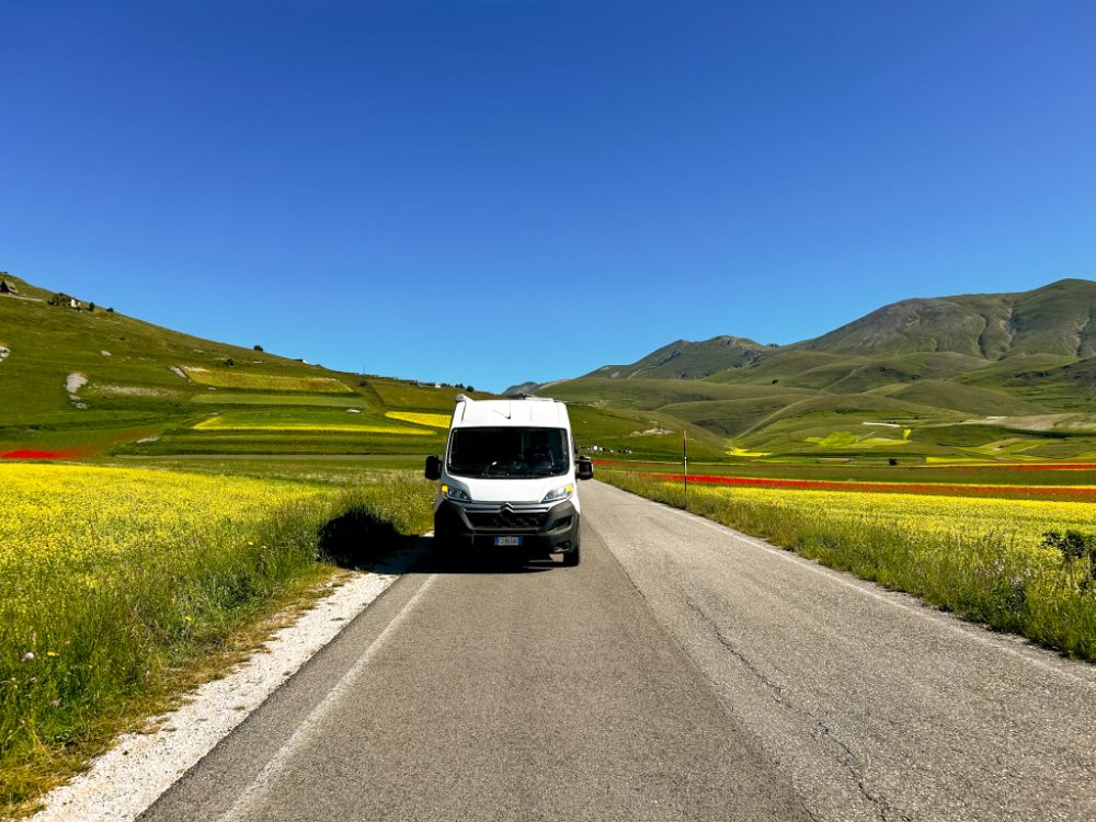 In camper in mezzo alla fioritura di Castelluccio di Norcia.