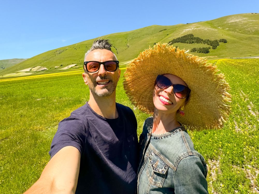 Un selfie tra i fiori nella piana di Castelluccio.