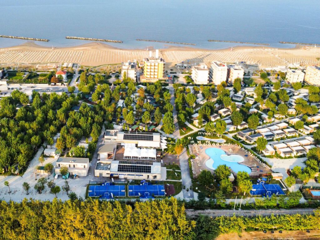 Panoramica del Club del sole di Rimini e i suoi alloggi insoliti.