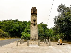 Il Moai di Vitorchiano unico esemplare al di fuori dell'isola di Pasqua.