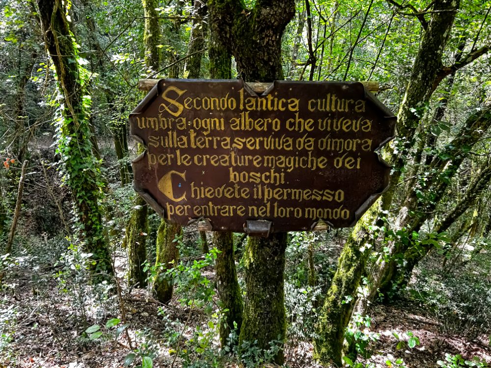 Cartello all'ingresso del bosco.