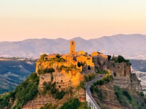 Tramonto d'estate su Civita, la città che muore.