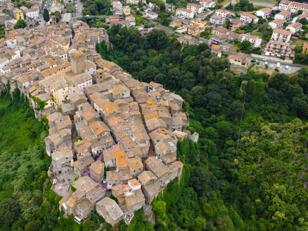 Vitorchiano dall'alto e l'area sosta camper.