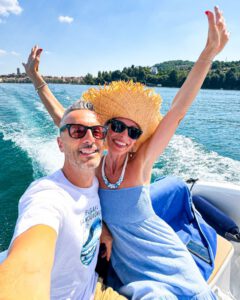 Coppia di fidanzati fanno un selfie mentre vanno in barca sul lago di Bolsena